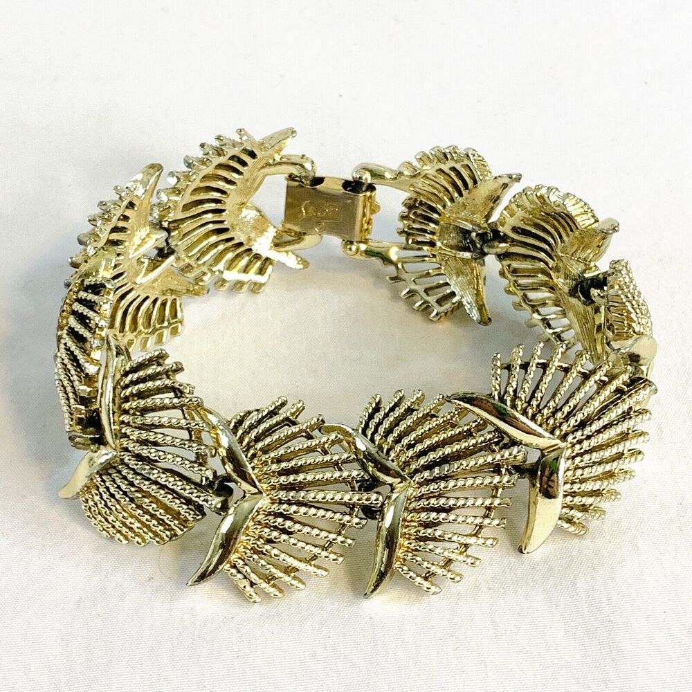 Vtg Coro Gold Tone Metal Bracelet Fold Over Clasp Signed 7" Scallop Fan Links